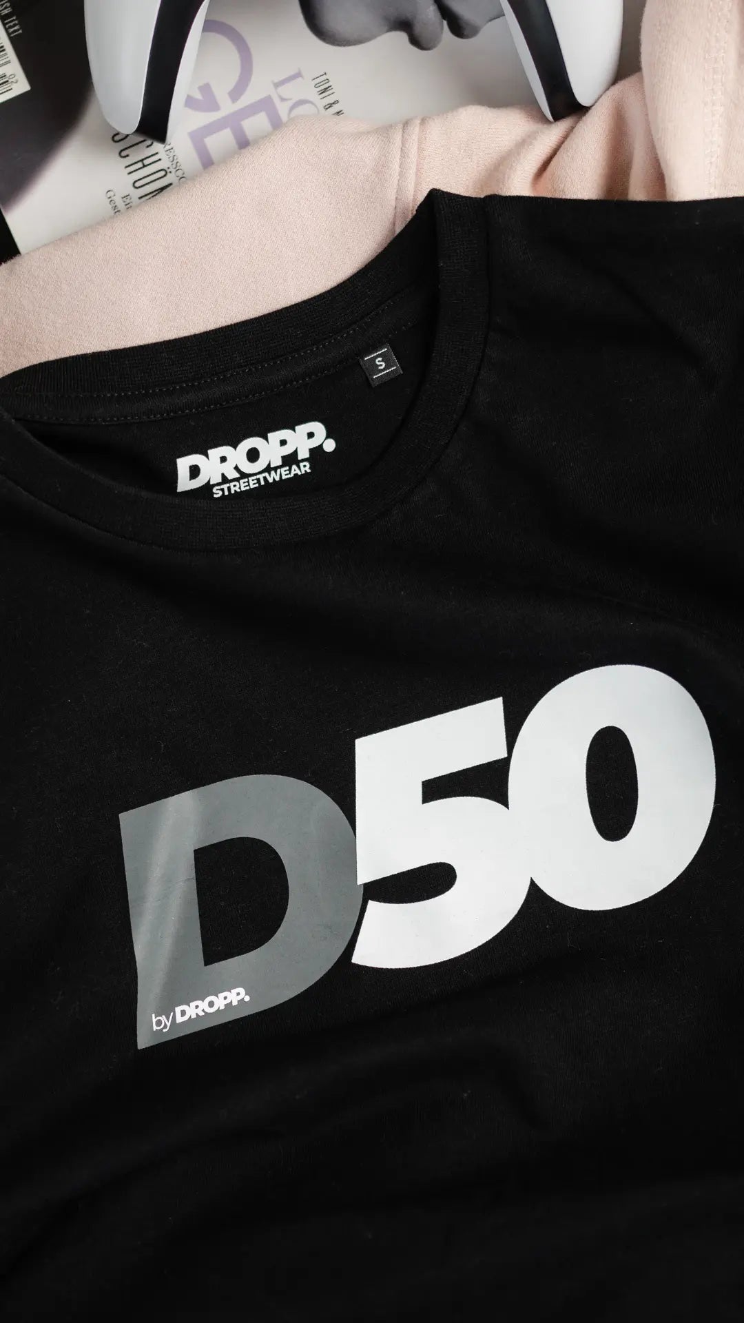 D50 by DROPP. UNISZEX PÓLÓ (FEKETE)