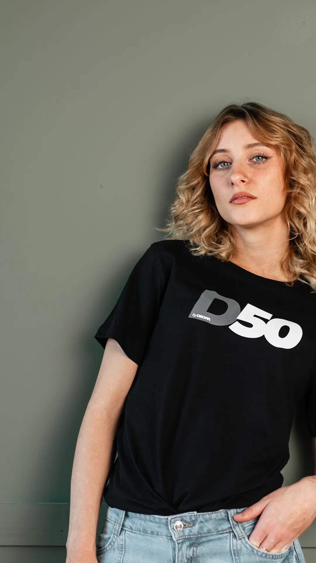 D50 by DROPP. UNISZEX PÓLÓ (FEKETE)