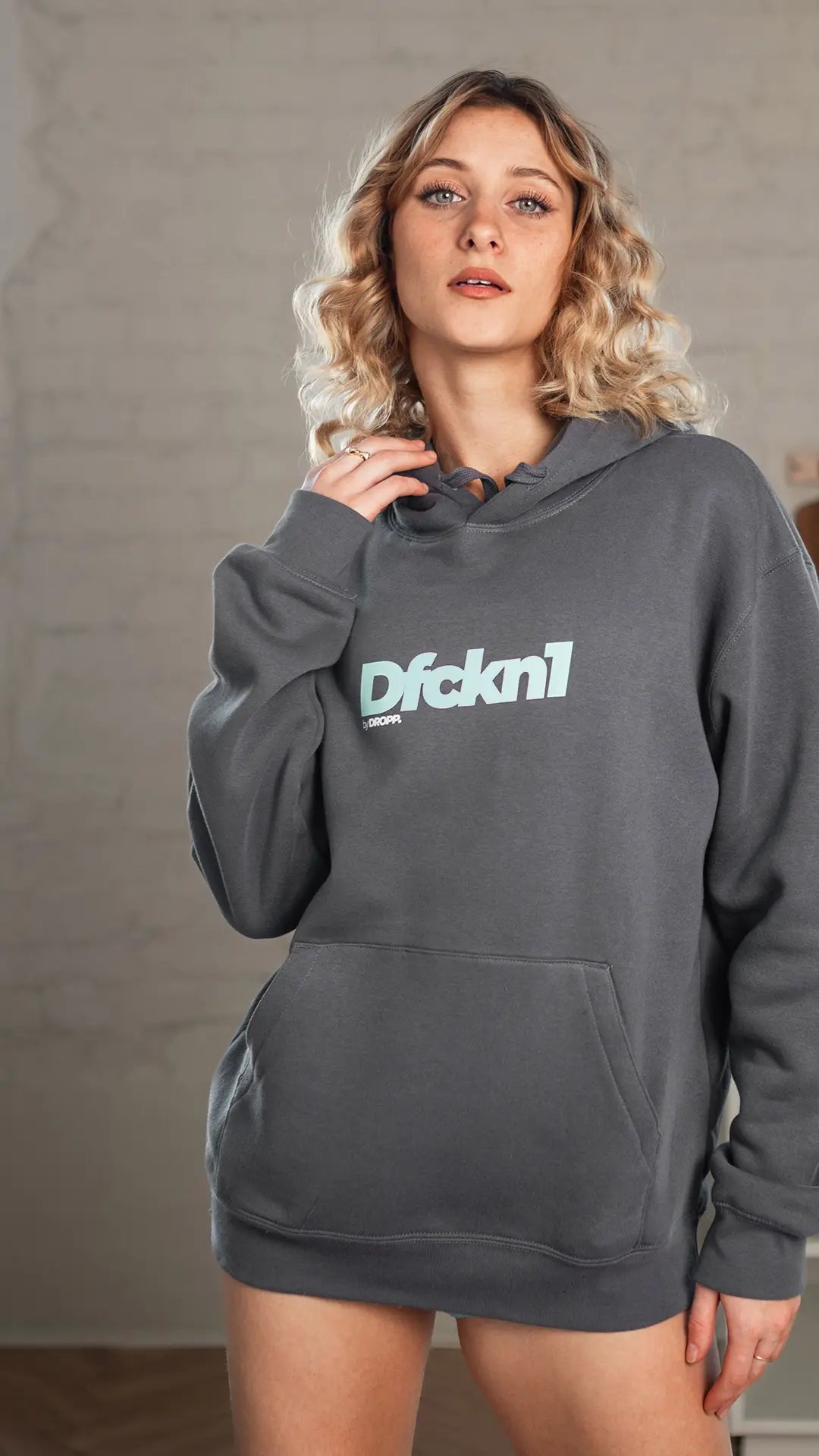 DFCKN1 by DROPP. FULL TIFFANY UNISZEX KAPUCNIS PÓLÓ (SZÜRKE)