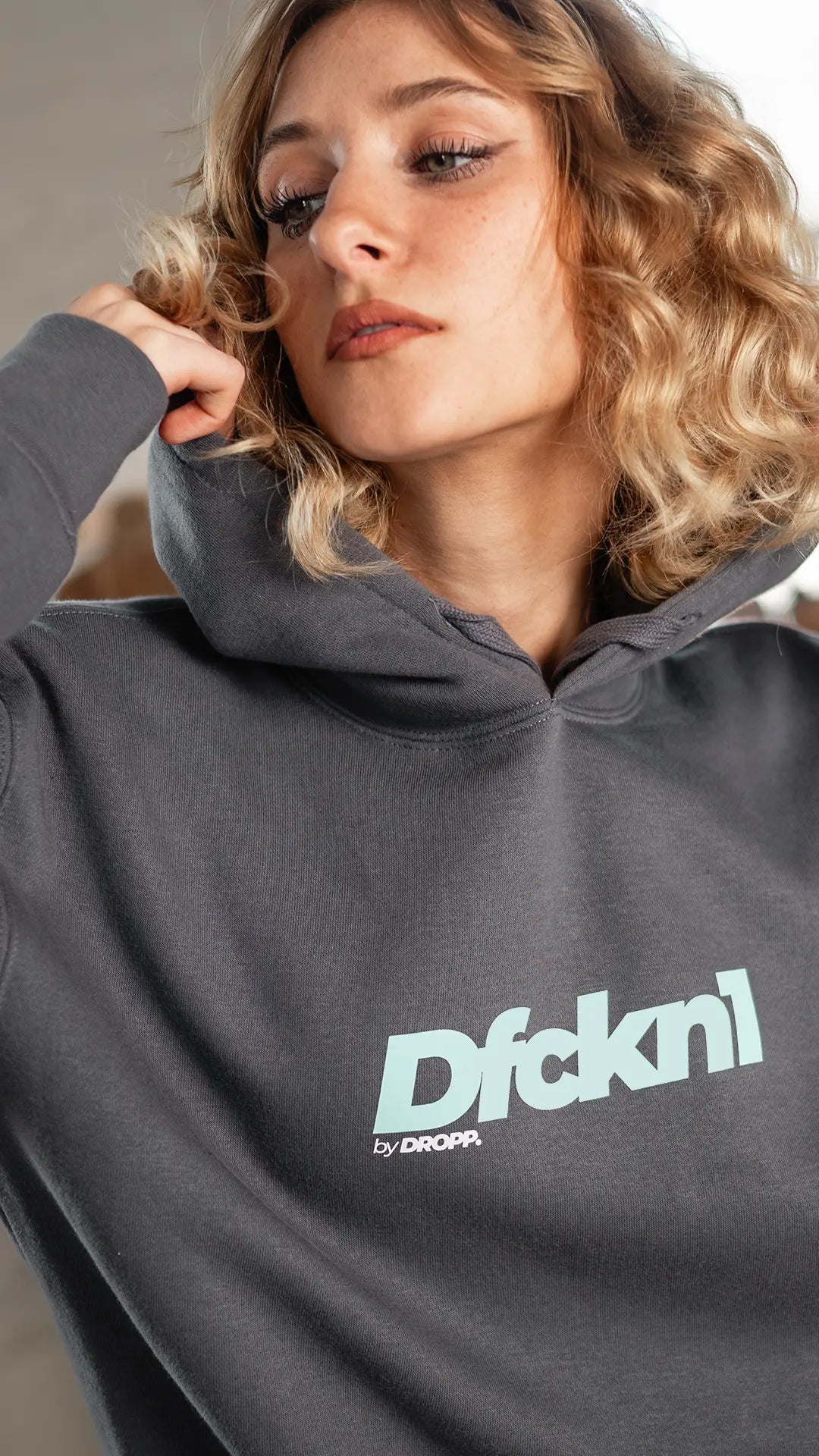 DFCKN1 by DROPP. FULL TIFFANY UNISZEX KAPUCNIS PÓLÓ (SZÜRKE)