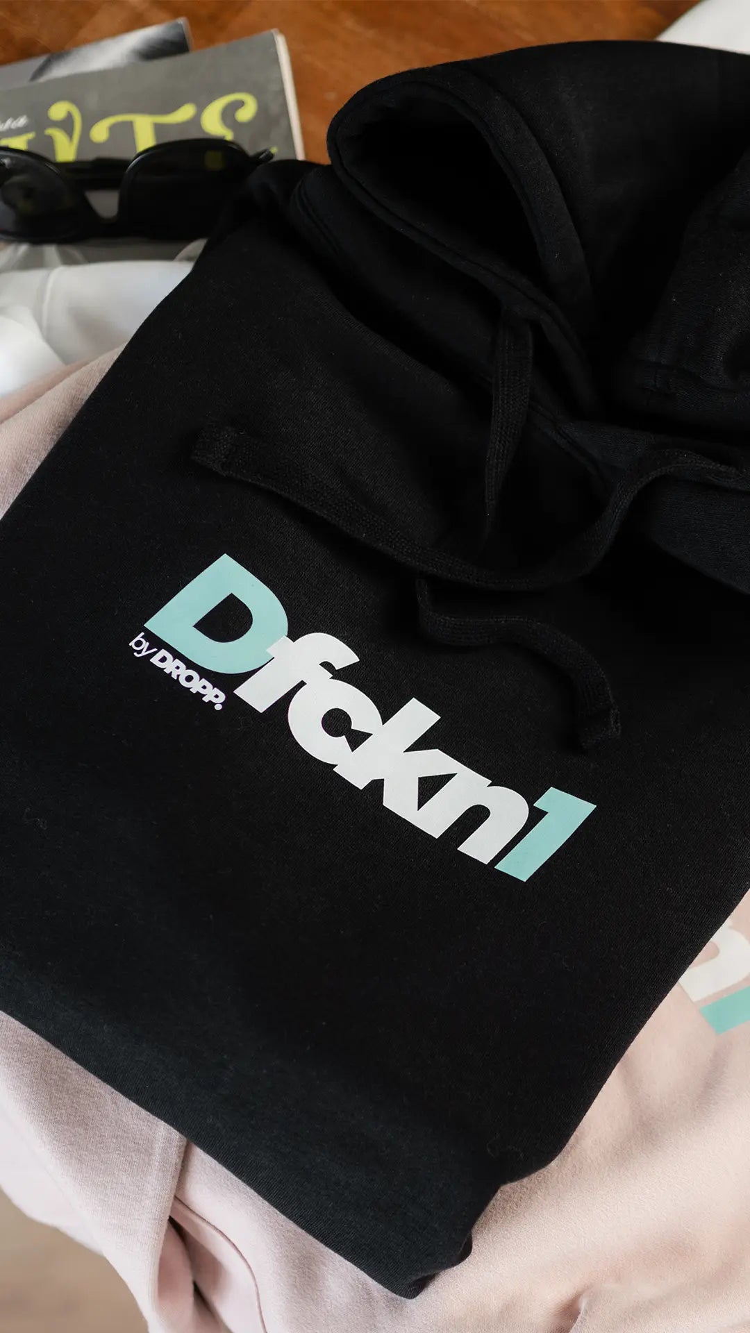 DFCKN1 by DROPP. TIFFANY UNISZEX KAPUCNIS PULÓVER (FEKETE)
