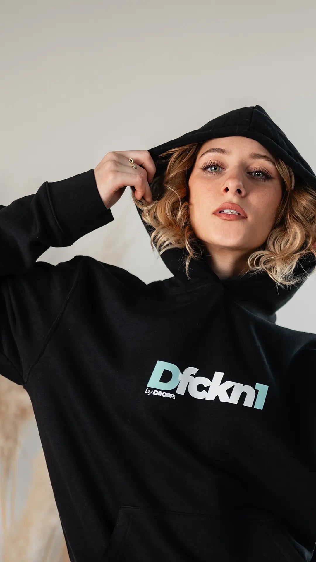 DFCKN1 by DROPP. TIFFANY UNISZEX KAPUCNIS PULÓVER (FEKETE)