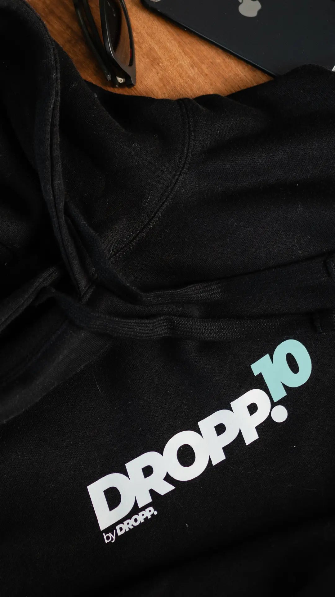DROPP.10 by DROPP. TIFFANY UNISZEX KAPUCNIS PULÓVER (FEKETE)