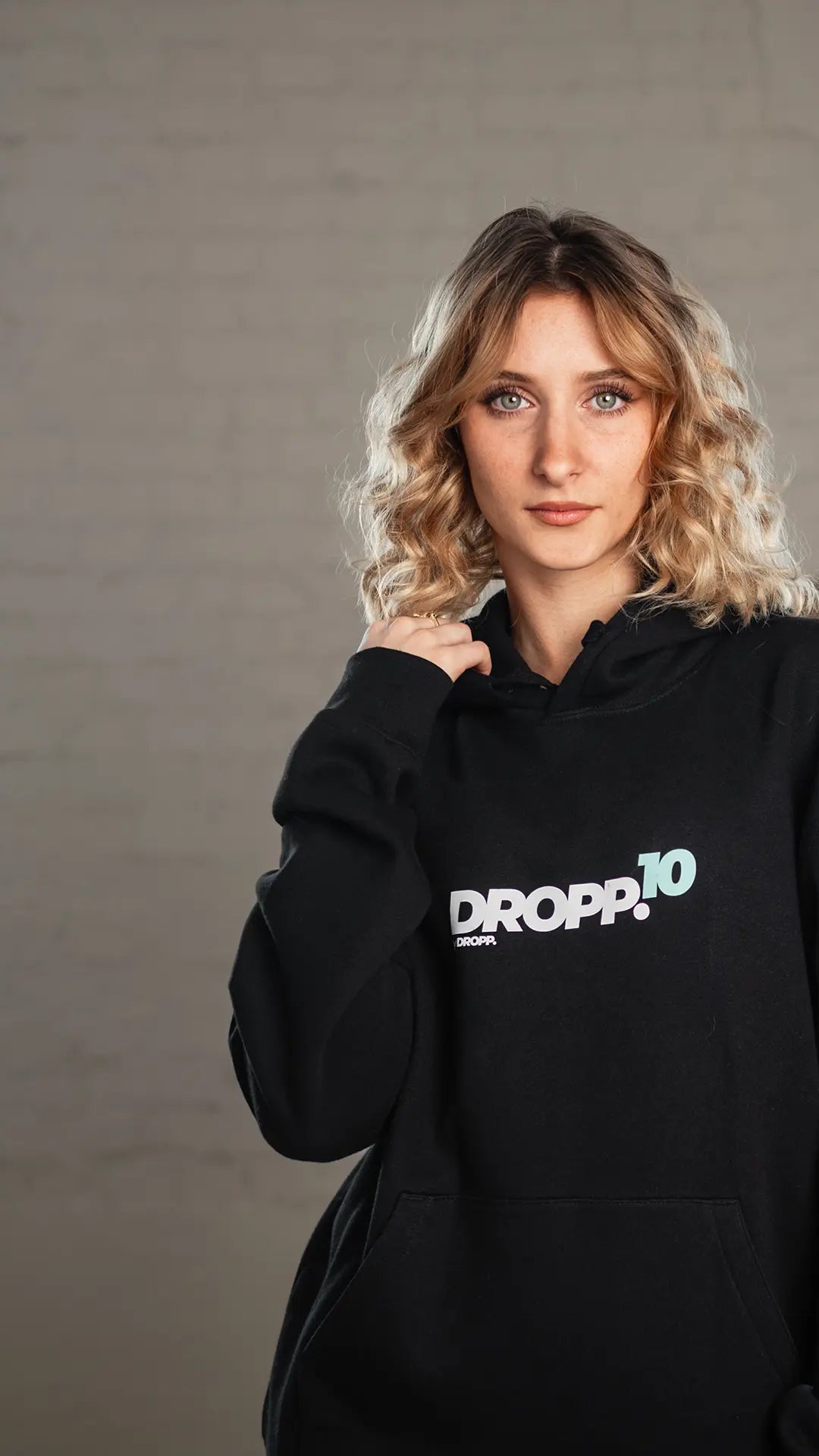 DROPP.10 by DROPP. TIFFANY UNISZEX KAPUCNIS PULÓVER (FEKETE)