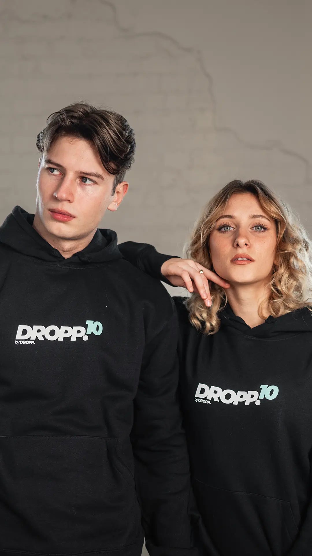 DROPP.10 by DROPP. TIFFANY UNISZEX KAPUCNIS PULÓVER (FEKETE)