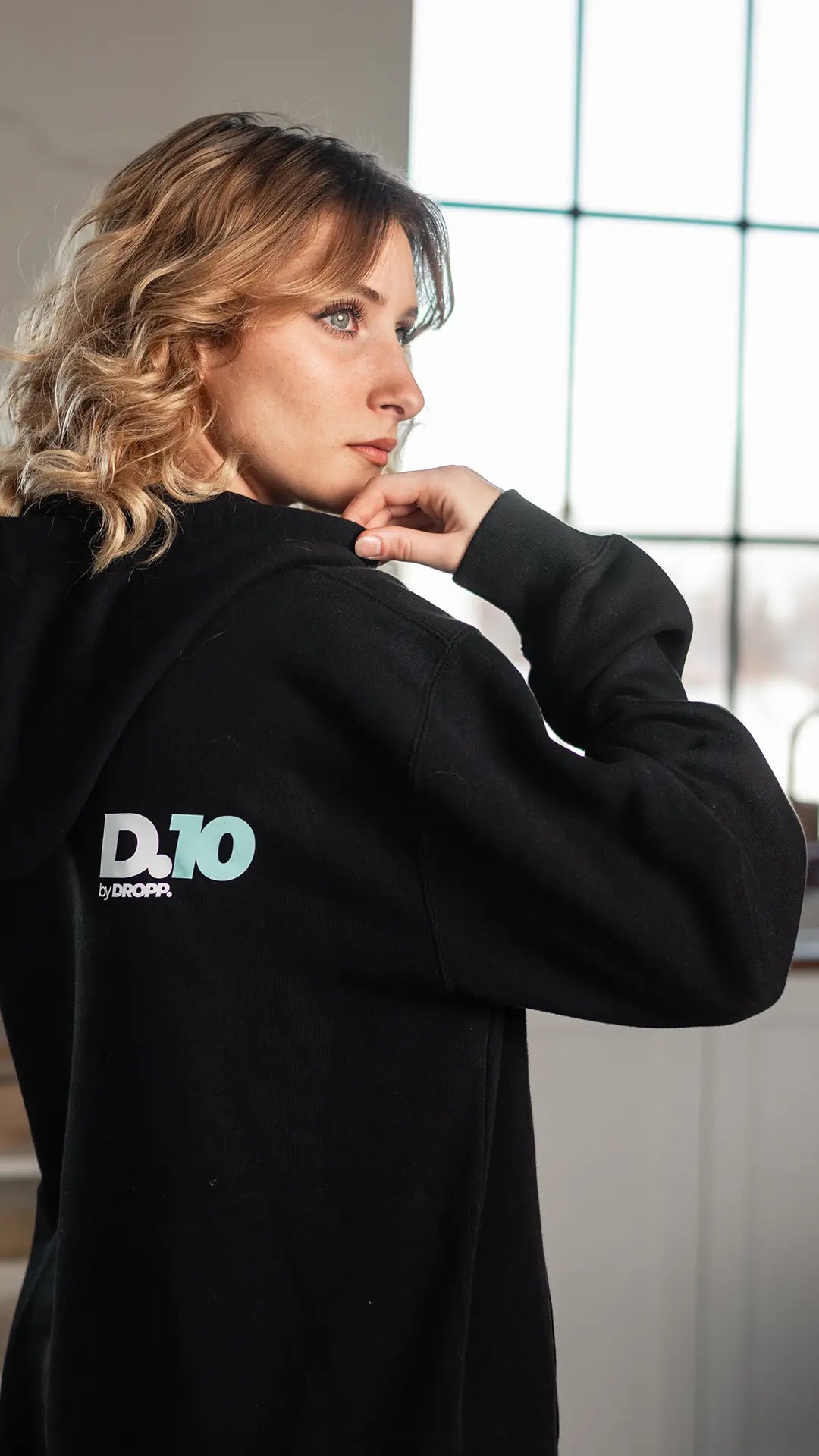 DROPP.10 by DROPP. TIFFANY UNISZEX KAPUCNIS PULÓVER (FEKETE)