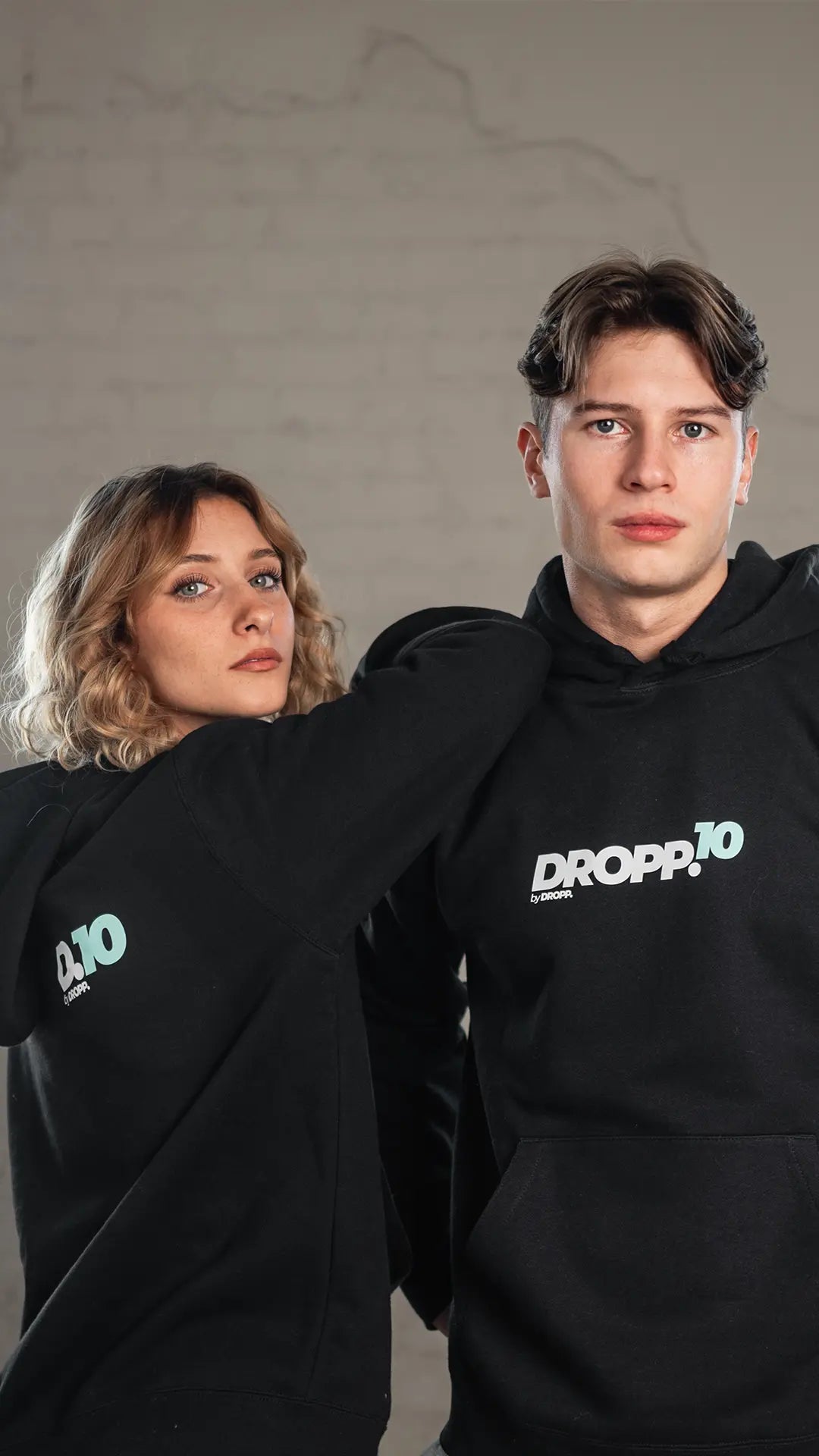 DROPP.10 by DROPP. TIFFANY UNISZEX KAPUCNIS PULÓVER (FEKETE)