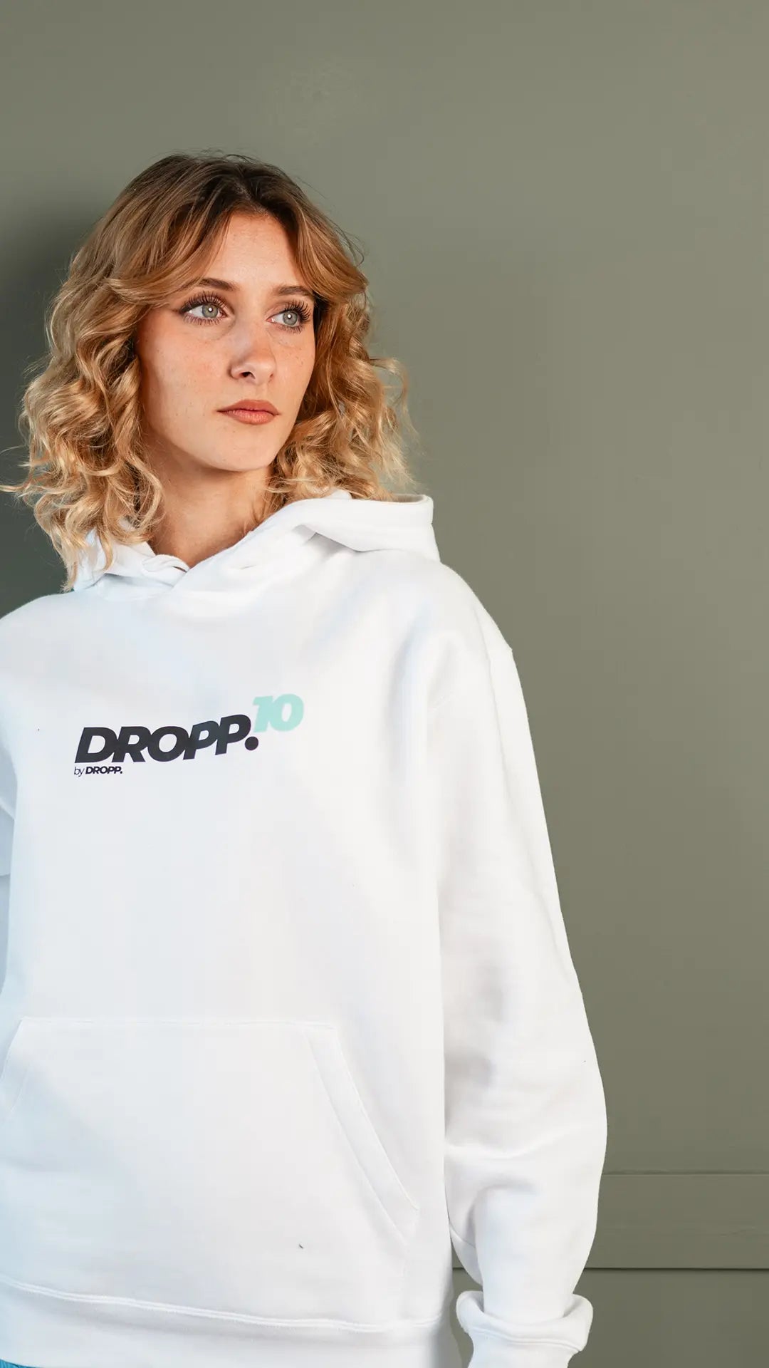DROPP10 by DROPP. TIFFANY UNISZEX KAPUCNIS PULÓVER (FEHÉR)